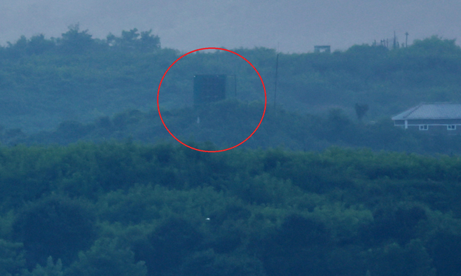 합동참모본부가 ‘북한군 전방 일부 지역에서 대남 확성기 철거 시작’을 발표한 9일 오후 경기 파주시 오두산 전망대 인근에 대남 확성기 모습이 보이고 있다. 붉은색 원 안에 보이는 게 확성기다. 정용일 선임기자 yongil@hani.co.kr