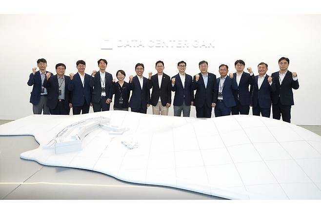 배경훈 과학기술정보통신부 장관(가운데)이 2025년 7월24일 네이버 인공지능(AI) 기술의 밑받침이 된 데이터센터 ‘각 세종’을 김유원 네이버클라우드 대표 등과 함께 방문했다. 과학기술정보통신부 제공