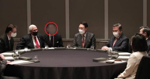 2022년 2월 13일 서울 소재 호텔에서 윤석열 전 대통령(당시 대선 후보)과 마이크 펜스 전 미국 부통령이 회담하고 있다. 당시 통일교 세계본부장 윤영호씨의 측근 서모씨가 통역을 수행하고 있다. 한국일보 자료사진