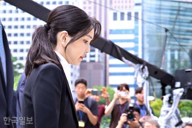 김건희 여사가 6일 서울 종로구 민중기 특별검사팀 사무실로 들어서고 있다. 전·현직 영부인이 피의자 신분으로 수사기관에 공개 출석하는 건 이번이 처음이다. 강예진 기자