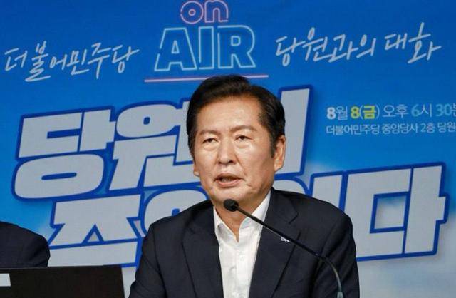 정청래 더불어민주당 대표가 8일 서울 여의도 당사에서 '당원이 주인이다' 유튜브 라이브를 하고 있다. 더불어민주당 제공