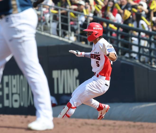 3월 22일 정규시즌 개막전에서 햄스트링 부상을 입은 KIA 김도영. 복귀 후 다시 햄스트링을 다쳤다가 지난 5일 돌아왔다. 광주=정시종 기자