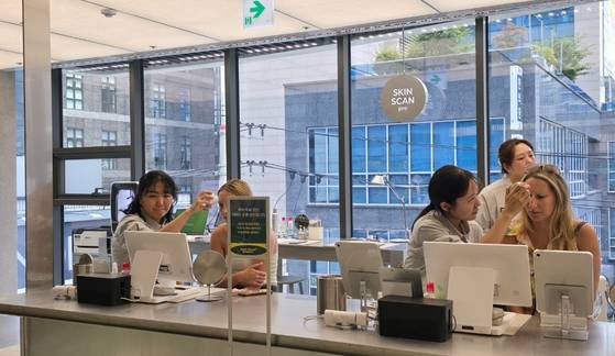 지난달 30일 서울 성동구 성수동에 위치한 올리브영N성수 매장에서 외국인 관광객들이 뷰티 서비스를 체험하고 있다. 노유림 기자