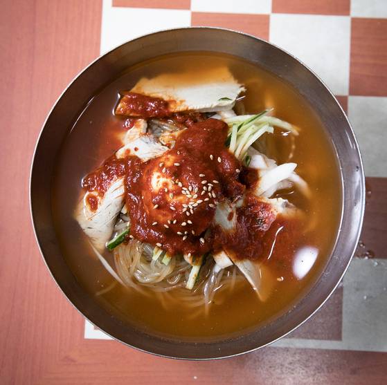 부산 밀면집의 원조로 알려진 부산 내호냉면의 물밀면. 1953년 개업했다. [중앙포토]