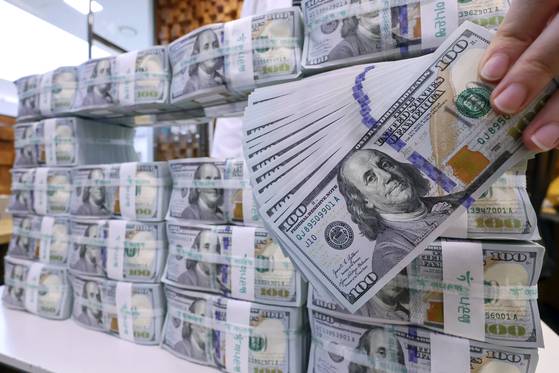 이달 초 서울 중구 하나은행 위변조센터에서 직원이 100달러 지폐를 살펴보는 모습. [뉴스1]