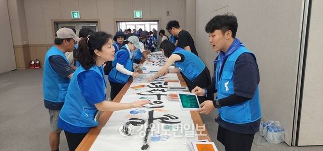 ▲ ‘통일걷기 참가자들이 전환의 시간, 다시 평화의 봄’ 손바닥 프린팅을 하며 서로를 격려하고 있다.