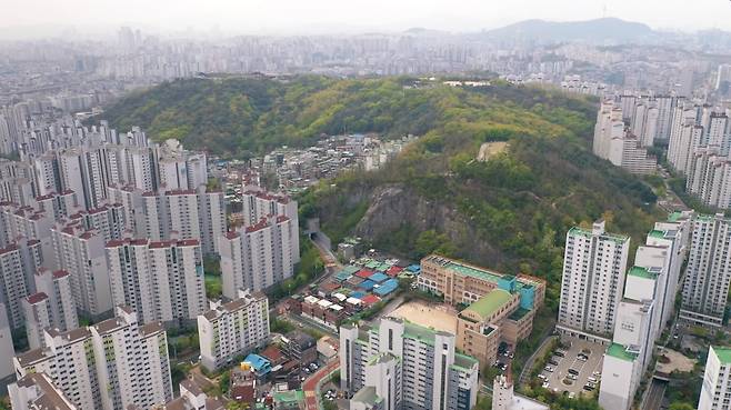 서울 성북구 종암동 개운산마을 가로주택정비사업 대상지 전경. 초등학교 옆이 대상지다. 조합 제공