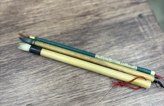 민화 그리기에는 보통 3개의 붓을 사용한다.