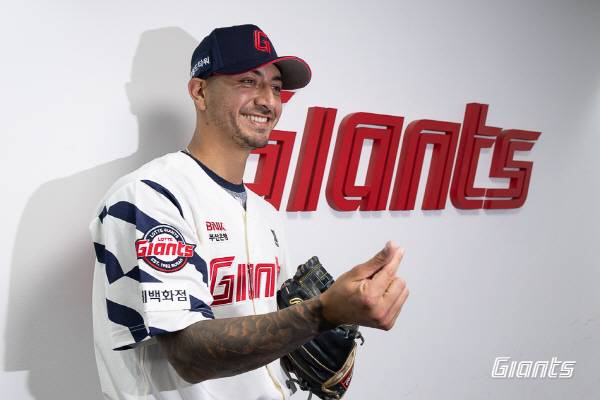 9일 기자회견을 마친 빈스 벨라스케즈가 기념 촬영을 하고 있다. 롯데 자이언츠 제공