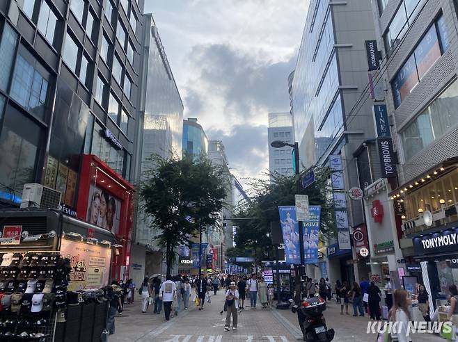 서울 명동 거리에 관광객이 오가고 있다. 심하연 기자