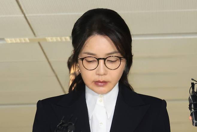 윤석열 전 대통령 부인 김건희 여사가 6일 서울 종로구 KT광화문빌딩 웨스트에 마련된 민중기 특별검사팀에서 피의자 신분으로 조사를 받고 귀가하고 있다. 연합뉴스