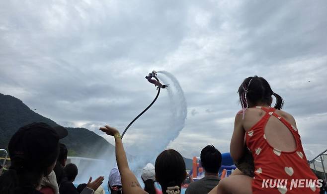 9일 강원 인제군 남면 빙어호 일원에서 열린 '여름愛 인제愛 빠지다' 여름 축제 현장에서 플라이보드 세계 챔피언 박진민 선수가 물 위를 비행하며 시원한 물줄기를 뿜어내는 공연을 선보이고 있다.