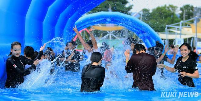 8월 둘째 주말인 9일 강원 인제군 여름 축제 '여름愛(애) 인제愛 빠지다'에는 이른 시간부터 많은 관광객들이 찾아 성황을 이뤘다.