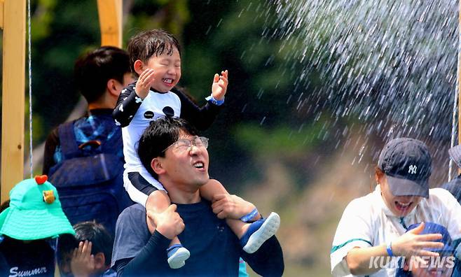 9일 강원 인제군 남면 빙어호 일원에서 열린 '여름愛 인제愛 빠지다' 여름 축제 현장에서 관광객이 플라이보드 세계 챔피언 박진민 선수가 물 위를 비행하며 시원한 물줄기를 뿜어내는 공연을 즐기고 있다.