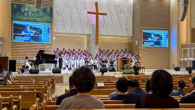 지난 3일 열린 주일예배에서 바이올리니스트가 헌금송을 연주하고 있다.