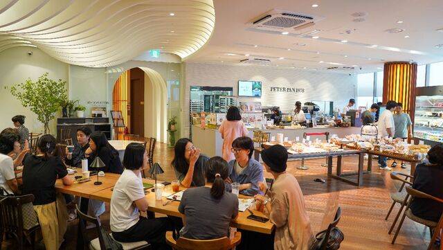 서울 서대문구 원천교회 1층에 있는 빵집 ‘피터팬 1978’.