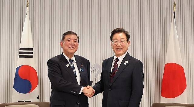 이재명 대통령이 지난 6월 17일(현지시간) 캐나다 앨버타주 캐내내스키스 주요 7개국(G7) 정상회의장에서 열린 한일 정상회담에서 이시바 시게루 일본 총리와 악수하고 있다. 연합뉴스