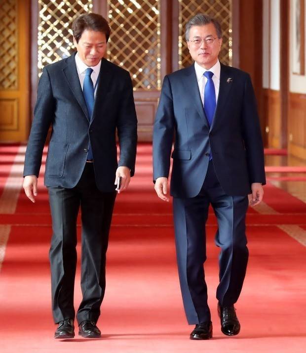 문재인 전 대통령(오른쪽)과 임종석 전 비서실장 . 자료 사진 [사진제공=연합뉴스]