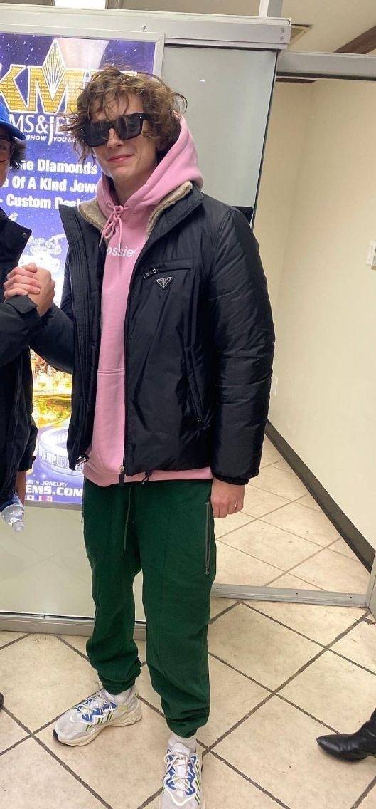 글로시에 후드티를 입은 티모시 샬라메. 자료=글로시에 SNS