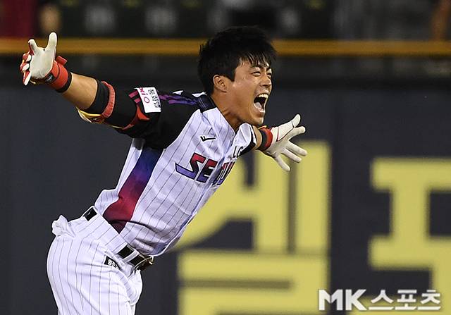 천성호가 8일 잠실 한화전에서 끝내기 안타를 친 뒤 환호하고 있다. 사진(잠실 서울)=천정환 기자
