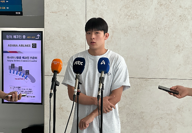 지난 겨울 토트넘에 입단한 축구 선수 양민혁이 5일 인천국제공항에서 2025-2026시즌 준비를 위해 영국 런던으로 출국하기 전 인터뷰하고 있다. 사진=연합뉴스 제공