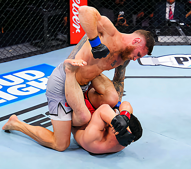 호주 2개 단체 웰터급 챔피언 키트 캠벨이 2025년 5월 중국 퍼포먼스 인스티튜트 상하이 Road to UFC 시즌4 준준결승 쇼케이스에서 일본 Pancrase 챔피언 사토 쇼고를 그라운드 앤드 파운드로 공격하고 있다. 사진=TKO