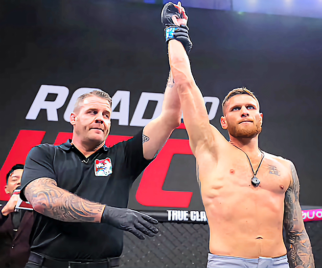 호주 2개 단체 웰터급 챔피언 키트 캠벨이 2025년 5월 중국 퍼포먼스 인스티튜트 상하이에서 Road to UFC 시즌4 준준결승 쇼케이스 승리 선언을 받고 있다. 사진=TKO