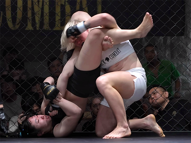 국제종합격투기연맹 세계청소년선수권대회 금메달리스트 알료나 아기셰바가 2025년 8월 블랙컴뱃 라이즈 7 코-메인이벤트 1라운드 블랙컴뱃 여성부 P4P 1위 ‘짱구’ 전수민에게 팔 관절 공격을 허용하고 있다. 사진=이데아 파라곤
