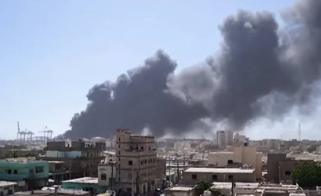 수단 공군이 서부 다르푸르 한 공항에 착륙하던 아랍에미리트(UAE) 항공기를 격추했다. 이 항공기에는 반군 신속지원군(RSF)의 콜롬비아 용병이 타고 있던 것으로 알려졌다.  /사진=NewsX World 캡처