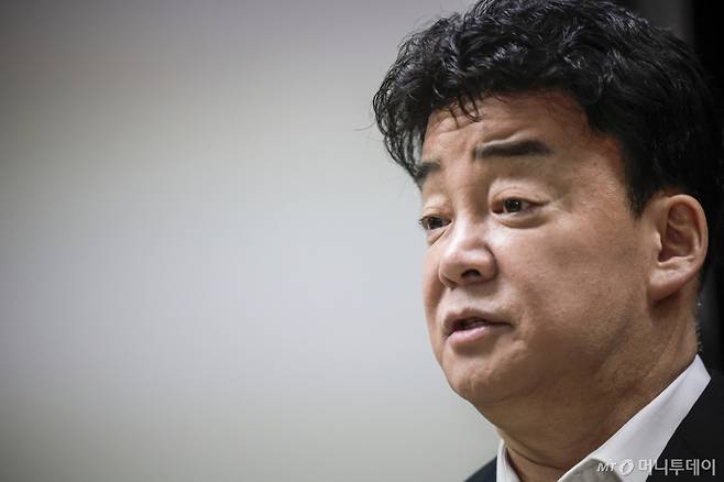 [서울=뉴시스] 정병혁 기자 = 백종원 더본코리아 대표가 28일 서울 서초구의 한 회의공간에서 열린 더본코리아 주주총회에서 취재진의 질문에 답하고 있다. 2025.03.28. jhope@newsis.com /사진=정병혁