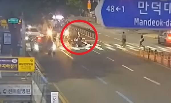 만취 상태로 오토바이를 몰던 20대 남성이 행인 4명을 덮친 사고가 발생했다.  사진은 부산 북구 덕천구에서 발생한 음주 오토바이 사고 모습. /사진=유튜브 채널 '한문철TV' 캡처