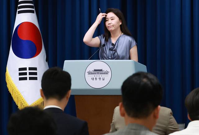 강유정 대통령실 대변인이 취재진 질문을 듣고 있다. 연합뉴스
