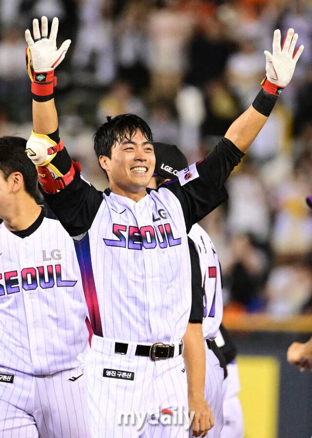 2025년 8월 8일 오후 서울 잠실구장에서 열린 '2025 신한 SOL뱅크 KBO 리그' 한화 이글스와 LG 트윈스의 경기. LG 천성호가 연장 10회말 1사 만루서 끝내기 안타를 친 뒤 포효하고 있다./잠실 = 유진형 기자