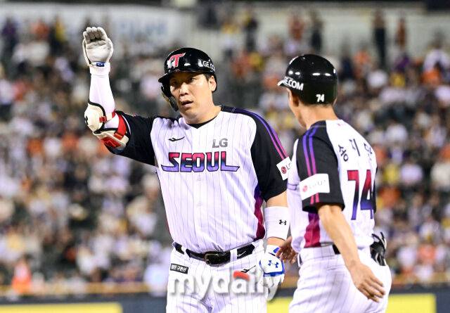 2025년 8월 8일 오후 서울 잠실구장에서 열린 '2025 신한 SOL뱅크 KBO 리그' 한화 이글스와 LG 트윈스의 경기. LG 김현수가 6회말 1사 후 안타를 친 뒤 기뻐하고 있다./잠실 = 유진형 기자