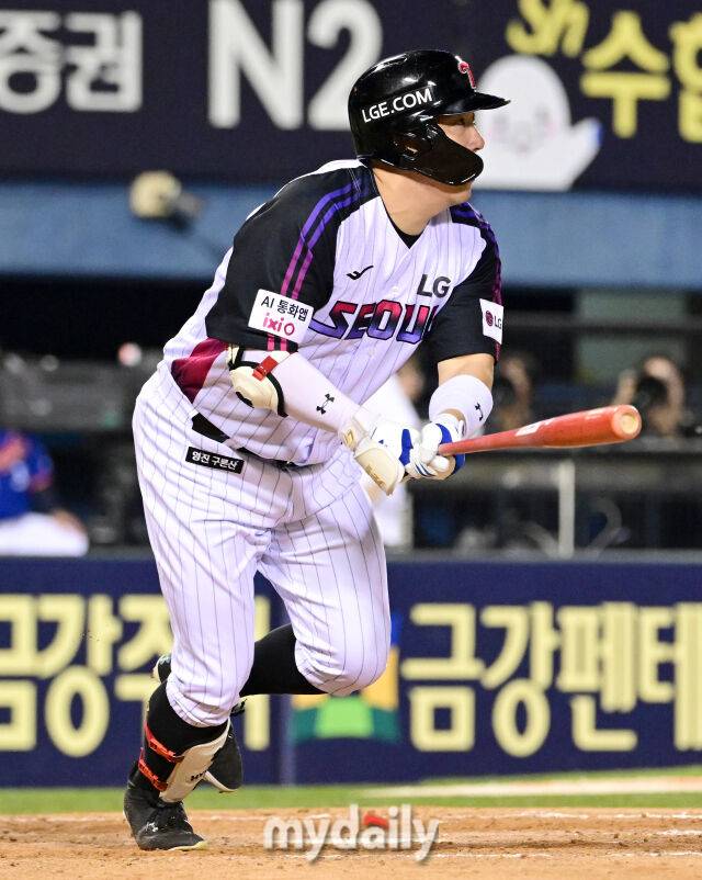 2025년 8월 8일 오후 서울 잠실구장에서 열린 '2025 신한 SOL뱅크 KBO 리그' 한화 이글스와 LG 트윈스의 경기. LG 김현수가 10회말 1사 후 2루타를 치며 KBO 역대 4번째 2500안타를 기록했다./잠실 = 유진형 기자