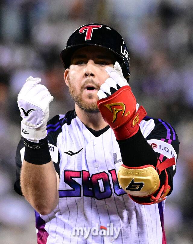 2025년 8월 8일 오후 서울 잠실구장에서 열린 '2025 신한 SOL뱅크 KBO 리그' 한화 이글스와 LG 트윈스의 경기. LG 오스틴이 7회말 2사 1.2루서 1타점 동점 적시타를 친 뒤 기뻐하고 있다./잠실 = 유진형 기자