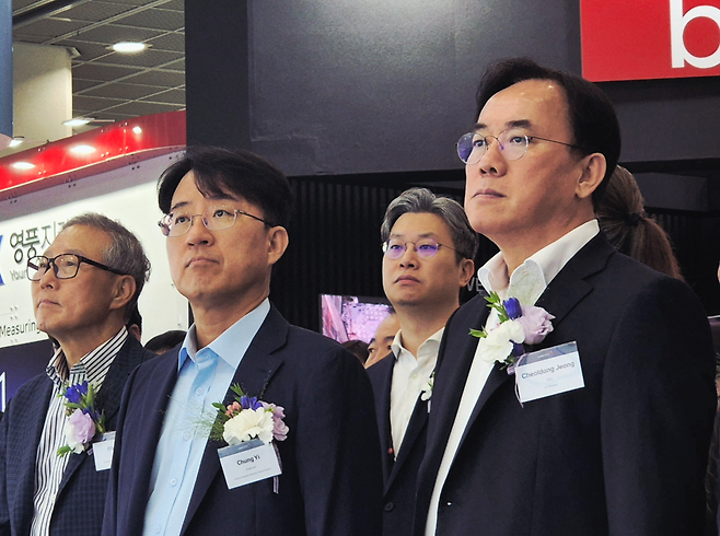 이청(왼쪽 두 번째) 삼성디스플레이 대표이사 사장과 정철동(오른쪽) LG디스플레이 사장이 7일 서울 삼성동 코엑스에서 열린 ‘K-디스플레이 2025’ 전시회를 둘러보고 있다. 김현일 기자