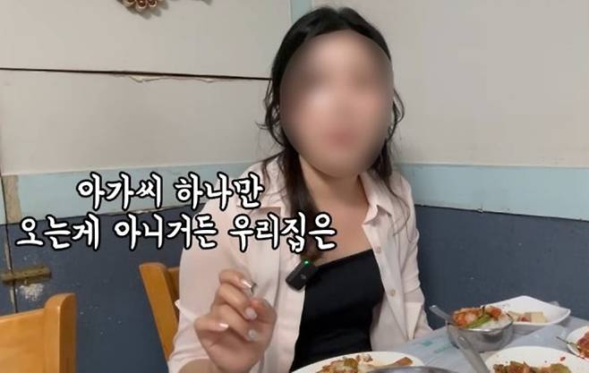 여러 유튜브 채널에서 맛집으로 소개되며 인기를 얻은 여수의 한 식당이 혼자 방문한 손님을 무례하게 대하는 영상이 공개돼 논란이 일고 있다. 해당 식당은 잔반 재사용 논란과는 무관하다. [유튜브 갈무리]