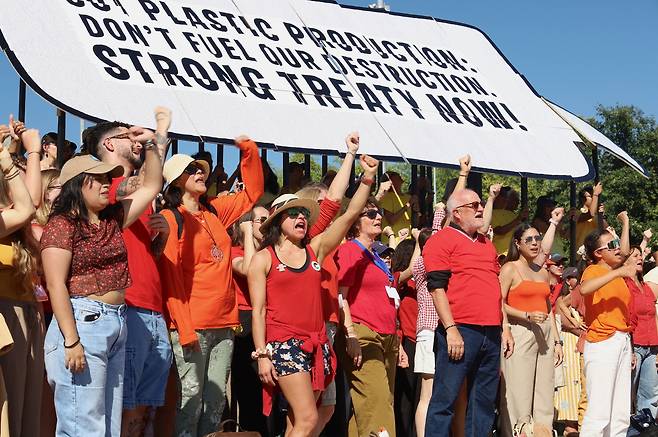 지난 4일 스위스 제네바 INC-5.2를 앞두고 전 세계 수백 명의 시민과 시민사회 단체들이 제네바 ‘국가 광장(Place des Nations)’에 모여, 법적 구속력이 있는 플라스틱 협약을 요구하고 있다.[그린피스 제공]