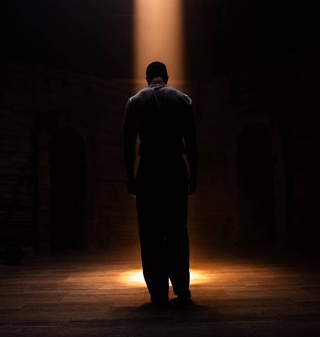 밤을 지나야만 환희에 닿을 수 있다는 믿음에 대한 신념을 노래하는 이매진 드래곤스(Imagine Dragons)는 인간 내면의 어둠, 자아와 외부 세계의 전투, 그 안에서 파생되는 고통, 그리고 찾아오는 구원과 재탄생을 그들만의 문법인 록의 전통에 일렉트로닉과 팝의 감각을 겹쳐 올리며 때로는 신화처럼 웅장하게, 때로는 광휘처럼 폭발적으로 노래한다. [이매진 드래곤스 공식 인스타그램 캡처]