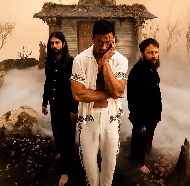 이매진 드래곤스가 사운드적 신선함과 복합 장르의 융합만으로 ‘21세기 뮤지션 중 가장 성공한 밴드’가 됐다고 말할 수는 없다. 이들의 음악에는 현대적 감각의 사운드 아래 깔린 뚜렷한 정서적 메시지, 그리고 그 메세지를 감정적으로 설득해내는 강력한 파급력이 존재한다. 인간의 내면을 구성하는 우울, 자기 혐오, 고통, 자책, 회복 감정들이 각 곡마다 치밀하게 포착돼 있고, 각각의 트랙에는 일차원적인 감정 묘사를 넘어, 그 감정을 확장시키고 연장시켜 서사화하는 과정이 고스란히 담겨 있다. [이매진 드래곤스 공식 인스타그램 캡처]