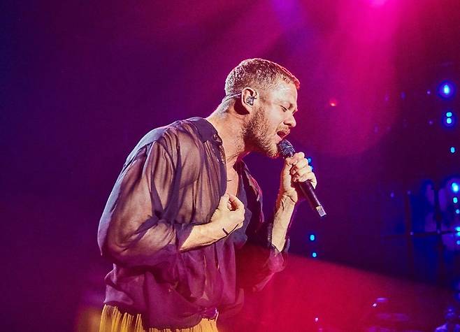 이매진 드래곤스의 히트곡 중 하나인 ‘워킹 더 와이어’의 아름다움은 불완전함에 있다. ‘완벽해서가 아니라, 함께 걸어가는 이 길이기 때문에’ 빛나는 길, 그리고 그것은 단순한 사랑의 서사가 아닌, 불확실한 세계 위를 살아가는 모든 이들의 이야기이기도 하다. [이매진 드래곤스 공식 인스타그램 캡처]