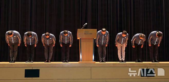 [인천=뉴시스] 전진환 기자 = 정희민 포스코이앤씨 대표이사 사장이 29일 오후 인천 연수구 포스코이앤씨 인천 송도사옥에서 지난 28일 경남 함양~창녕 고속도로 현장에서 발생한 중대재해와 관련해 임원진과 고개숙여 사과하고 있다.  포스코이앤씨가 시공하는 경남 함양-울산고속도로 의령나들목 공사 현장에서 지난 28일 사면 보강 작업을 하던 60대 노동자가 천공기(지반을 뚫는 건설기계)에 끼여 사망하는 사고가 발생했다. 2025.07.29 amin2@newsis.com