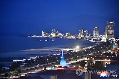 북한 원산갈마해안관광지구 야경 (평양 조선중앙통신=연합뉴스) 지난 1일 개장한 북한 원산갈마해안관광지구 십리백사장에 해안관광을 즐기기 위해 전국 각지에서 근로자들이 끊임없이 찾아와 연일 흥성이고 있다고 조선중앙통신이 3일 보도했다. 2025.7.3      [국내에서만 사용가능. 재배포 금지. For Use Only in the Republic of Korea. No Redistribution] nkphoto@yna.co.kr