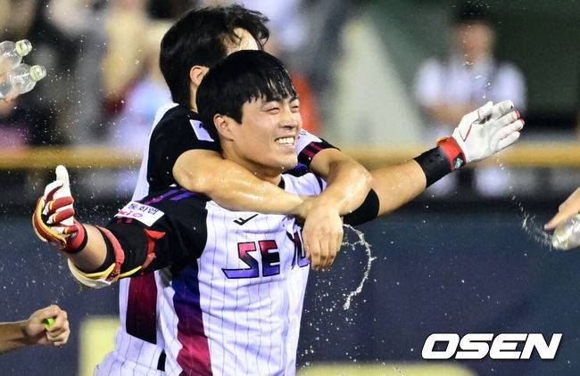 [OSEN=잠실, 조은정 기자]미리보는 한국시리즈다웠다. 명품 투수전에 이어 끝내기로 희비가 엇갈렸다.프로야구 LG 트윈스가 한화 이글스 상대로&nbsp;짜릿한 끝내기 승리로 1위 자리를 지켰다.&nbsp;LG는 8일 서울 잠실구장에서 열린 2025 KBO리그 한화와&nbsp;경기에 2-1로 승리했다. 연장 10회말 끝내기 승리. 이로써 1위 LG는 2위 한화를 2경기 차이로 따돌렸다.&nbsp;연장 10회말 1사 만루 LG 천성호가 끝내기 안타를 날린 뒤 기뻐하고 있다.  2025.08.08 /cej@osen.co.kr