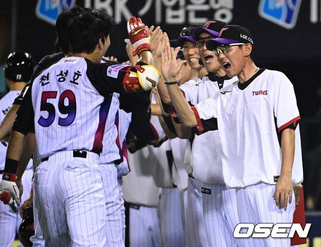 [OSEN=잠실, 조은정 기자]미리보는 한국시리즈다웠다. 명품 투수전에 이어 끝내기로 희비가 엇갈렸다.프로야구 LG 트윈스가 한화 이글스 상대로&nbsp;짜릿한 끝내기 승리로 1위 자리를 지켰다.&nbsp;LG는 8일 서울 잠실구장에서 열린 2025 KBO리그 한화와&nbsp;경기에 2-1로 승리했다. 연장 10회말 끝내기 승리. 이로써 1위 LG는 2위 한화를 2경기 차이로 따돌렸다.&nbsp;연장 10회말 1사 만루 LG 천성호가 끝내기 안타를 날렸다. 경기 종료 후 염경엽 감독의 축하를 받고 있다.  2025.08.08 /cej@osen.co.kr