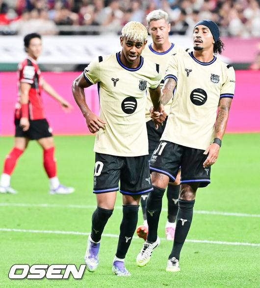 [OSEN=서울월드컵경기장, 박준형 기자] 31일 오후 서울월드컵경기장에서 바르셀로나와 FC서울의 FC바르셀로나 2025 아시아 투어 에디션 한국 경기가 진행됐다.한지 플릭 감독이 이끄는 바르셀로나는 로베르트 레반도프스키를 필두로 하피냐, 다니 올모, 라민 야말이 공격진을, 중원에는 페드리, 프렌키 더 용이 구성하며, 포백은 알레한드로 발데, 로날드 아라우호, 파우 쿠바르시, 쥘 쿤데가 이룬다. 마지막으로 골문은 후안 가르시아가 지킨다.김기동 감독이 지휘하는 서울은 조영욱이 원톱으로 나서고, 문선민, 린가드, 안데르손이 지원 사격한다. 미드필드는 이승모, 정승원이 책임지고, 수비는 김진수, 정태욱, 야잔, 박수일이 구성한다. 골키퍼 장갑은 강현무가 착용한다.전반 바르셀로나 라민 야말이 추가골 넣고 기뻐하고 있다.  2025.07.31 / soul1014@osen.co.kr