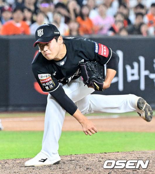 [OSEN=대전, 민경훈 기자] 7일 대전 한화생명볼파크에서 ‘2025 신한 SOL Bank KBO리그’ 한화 이글스와 KT 위즈의 경기가 열렸다. 이 경기에서 KT는 강백호의 9회 역전 홈런에 힘입어 한화에 5-4 역전승을 거뒀다. 2승1패 위닝시리즈를 따낸 KT는 52승51패4무(승률 .505)를 마크했다.60승40패3무(승률 .600)가 된 한화는 이날 잠실 두산전을 승리한 LG(63승41패2무 승률 .606)에 다시 1위 자리를 내주며 2위로 내려앉았다.&nbsp;9회말 마운드에 오른 KT 박영현이 힘차게 공을 뿌리고 있다. 2025.08.07 / rumi@osen.co.kr