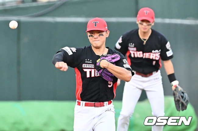 3루수 김도영이 1루에 볼을 뿌리고 있다./OSEN DB