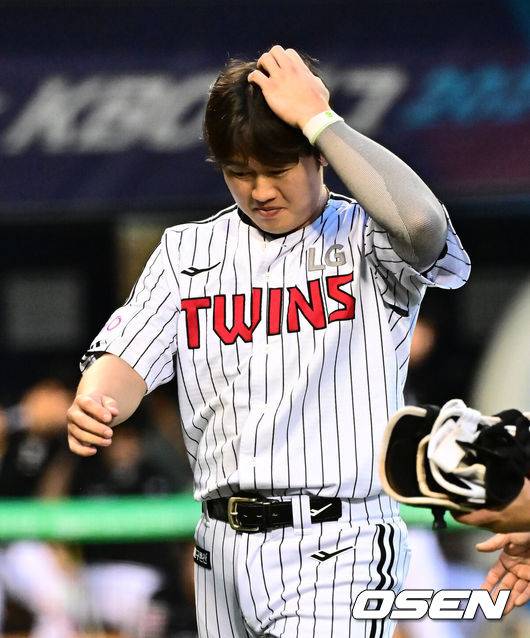 [OSEN=잠실, 지형준 기자] 31일 오후 서울 잠실구장에서 ‘2025 신한 SOL Bank KBO리그’ LG 트윈스와 KT 위즈의 경기가 열렸다.LG는 송승기, KT는 헤이수스가 선발로 나섰다.3회말 1사 1루에서 대타로 나선 LG 손용준이 KT 헤이수스의 투구에 머리를 맞고 교체되고 있다. 헤이수스는 헤드샷 퇴장. 2025.07.31 / jpnews@osen.co.kr